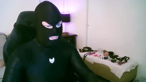 Snapshot of latexminheadroom chatting on 06.26.26 latexminheadroom online show from 06.26.26