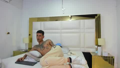 Snapshot of latin_couple20y chatting on 09.28.25 Johana y Santiago online show from 09.28.25