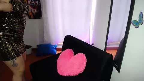 Snapshot of latinasexy_001 chatting on 10.22.25 LORENA online show from 10.22.25