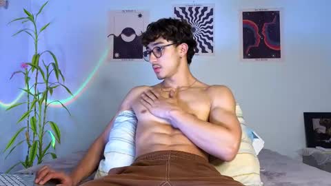 Snapshot of latinguyxl chatting on 10.20.25 Logan online show from 10.20.25