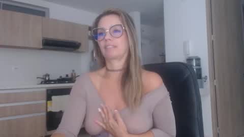Snapshot of latinpaprika chatting on 10.25.25 latinpaprika online show from 10.25.25