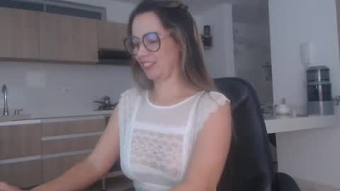 Snapshot of latinpaprika chatting on 03.19.26 latinpaprika online show from 03.19.26