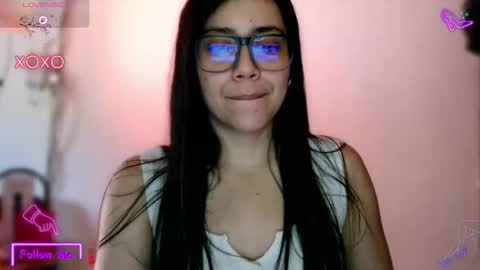 Snapshot of laujgray chatting on 11.25.25 laujgray online show from 11.25.25