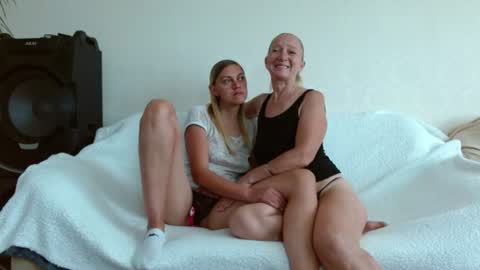 Snapshot of laura47_sweet chatting on 07.27.26 LAURA ANNA online show from 07.27.26