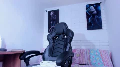 Snapshot of laura__martiinez chatting on 01.04.25 online show from 01.04.25