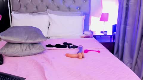 Snapshot of laura__martiinez chatting on 02.21.25 online show from 02.21.25