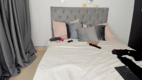 Snapshot of laura__martiinez chatting on 09.10.25 online show from 09.10.25