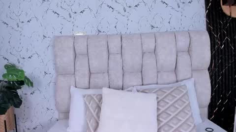 LauraIvy online show from 11.25.25