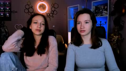 Snapshot of laura_queen_ chatting on 11.23.25 laura_queen_ online show from 11.23.25