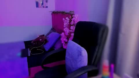 Snapshot of laura_r23 chatting on 11.24.25 Laura Rose online show from 11.24.25