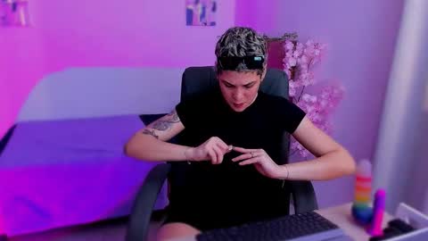 Snapshot of laura_r23 chatting on 11.28.25 Laura Rose online show from 11.28.25