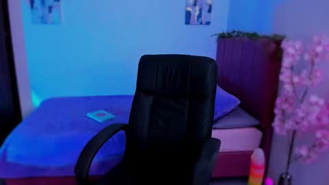 Snapshot of laura_r23 chatting on 12.04.25 Laura Rose online show from 12.04.25