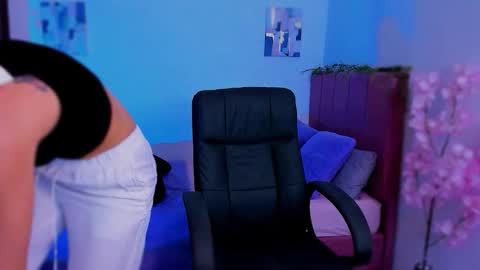 Snapshot of laura_r23 chatting on 12.05.25 Laura Rose online show from 12.05.25