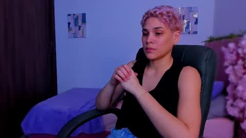 Snapshot of laura_r23 chatting on 12.17.25 Laura Rose online show from 12.17.25