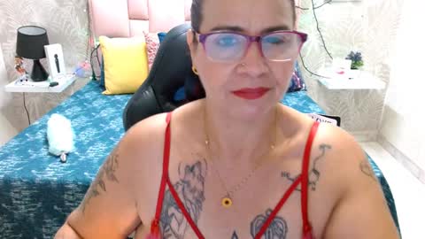 Snapshot of laura_riley chatting on 12.27.24 Laura online show from 12.27.24