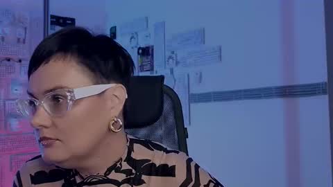 Snapshot of lauradavidsons chatting on 11.12.25 lauradavidsons online show from 11.12.25