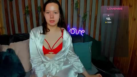 Snapshot of lauraellinss chatting on 09.29.25 Laura online show from 09.29.25