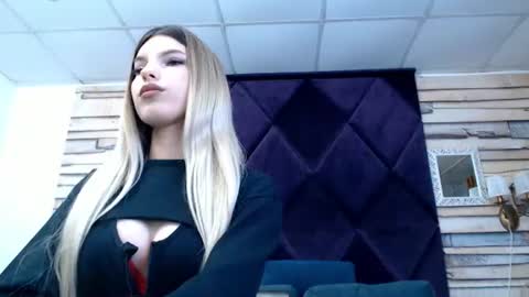 Snapshot of laurainemisti chatting on 06.19.26 laura online show from 06.19.26