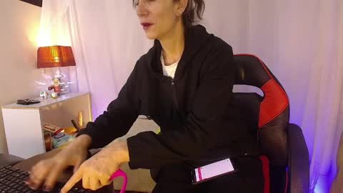 Laura Sofia online show from 05.04.26