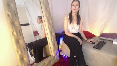 Snapshot of laurasofia45 chatting on 06.17.26 Laura Sofia online show from 06.17.26