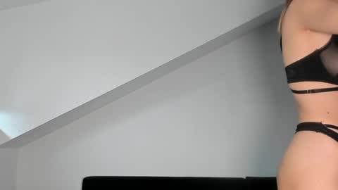 Laura Lara Sommer online show from 03.20.26