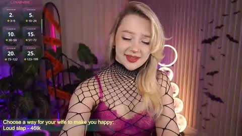 Snapshot of laurawifeness chatting on 10.27.25 Laura online show from 10.27.25