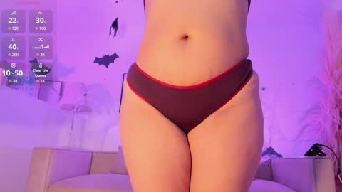 Snapshot of laureen_se chatting on 10.31.25 laureen_se online show from 10.31.25