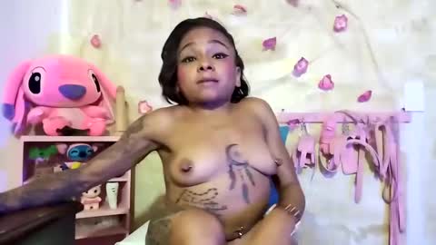 Snapshot of lauren_hills7069 chatting on 01.22.25 Lauren online show from 01.22.25