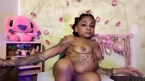 Snapshot of lauren_hills7069 chatting on 02.01.25 Lauren online show from 02.01.25