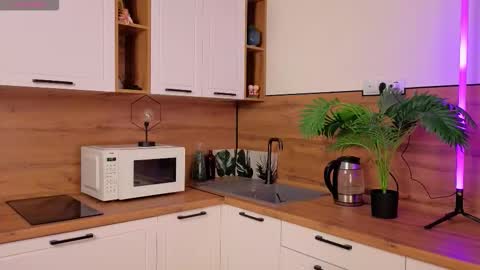 Laura online show from 12.04.25