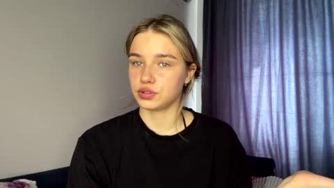 Snapshot of laurineleconey chatting on 06.11.26 Bella online show from 06.11.26