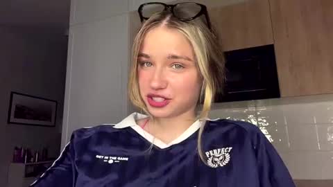 Snapshot of laurineleconey chatting on 06.19.26 Bella online show from 06.19.26