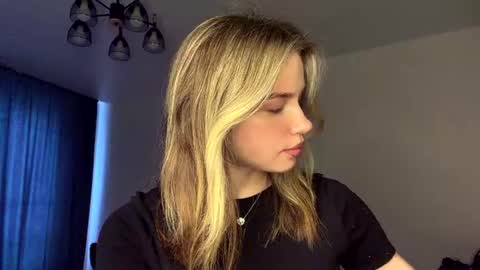 Snapshot of laurineleconey chatting on 06.24.26 Bella online show from 06.24.26