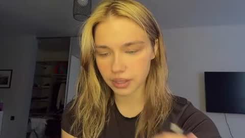 Snapshot of laurineleconey chatting on 07.21.26 Bella online show from 07.21.26