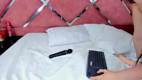 Snapshot of lauryjonson_ chatting on 02.08.25 LauryJonson online show from 02.08.25