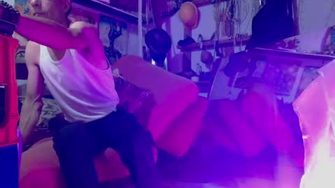 Laye19 online show from 12.10.24