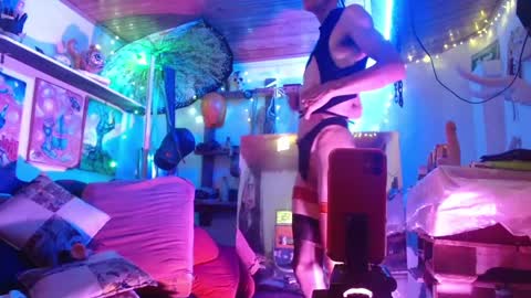 Laye19 online show from 12.11.24