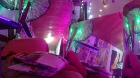 Laye19 online show from 01.06.25