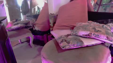 Laye19 online show from 01.14.25