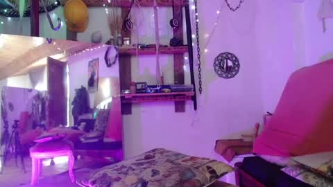 Laye19 online show from 01.16.25