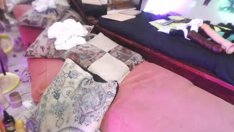 Laye19 online show from 01.18.25