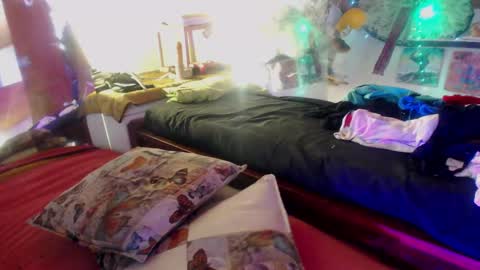 Laye19 online show from 01.23.25