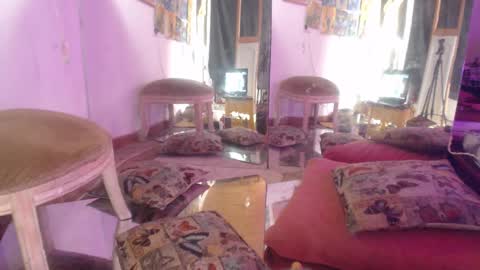 Laye19 online show from 02.04.25