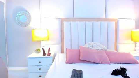 Snapshot of laylaadoll_ chatting on 01.05.26 Lau online show from 01.05.26