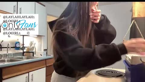 Snapshot of laylahlaylah1 chatting on 12.21.25 laylahlaylah1 online show from 12.21.25