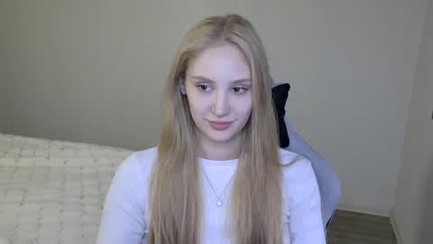 Laylla001 online show from 10.20.25