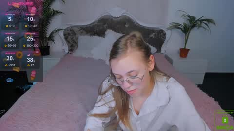 Snapshot of layriantavee chatting on 12.28.24 layriantavee online show from 12.28.24