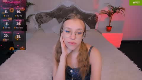 Snapshot of layriantavee chatting on 01.13.25 layriantavee online show from 01.13.25