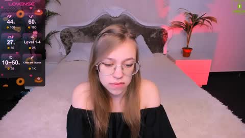 Snapshot of layriantavee chatting on 01.15.25 layriantavee online show from 01.15.25