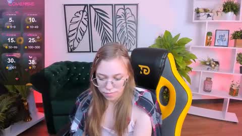 Snapshot of layriantavee chatting on 02.23.25 layriantavee online show from 02.23.25